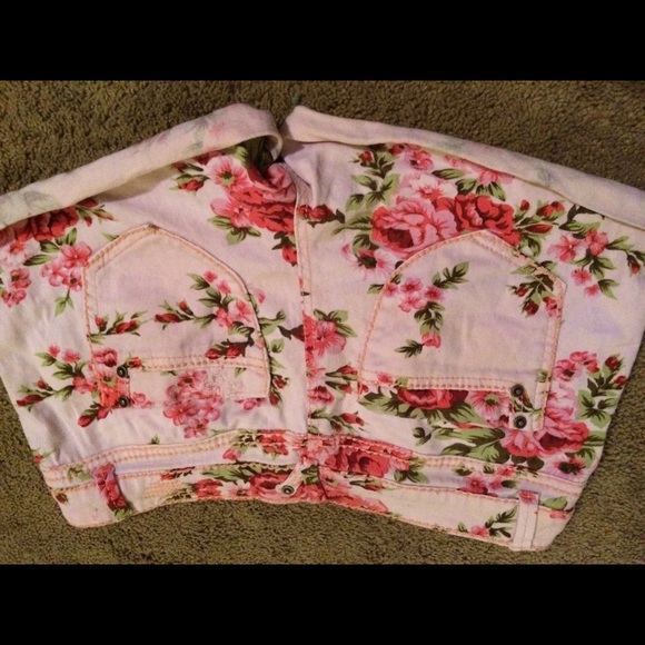 ❣BLOW OUT SALE❣Pink roses shorts size 11 females - Picture 3 of 3